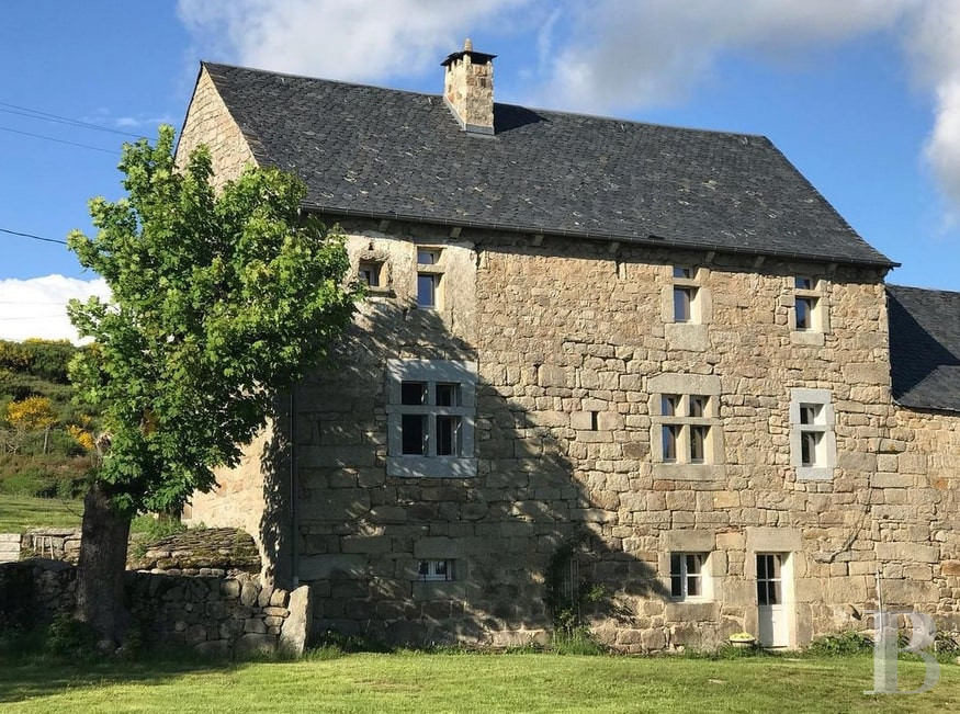 An old farm and dovecote in Lozère, at the entrance to the Aubrac plateau - photo  n°1